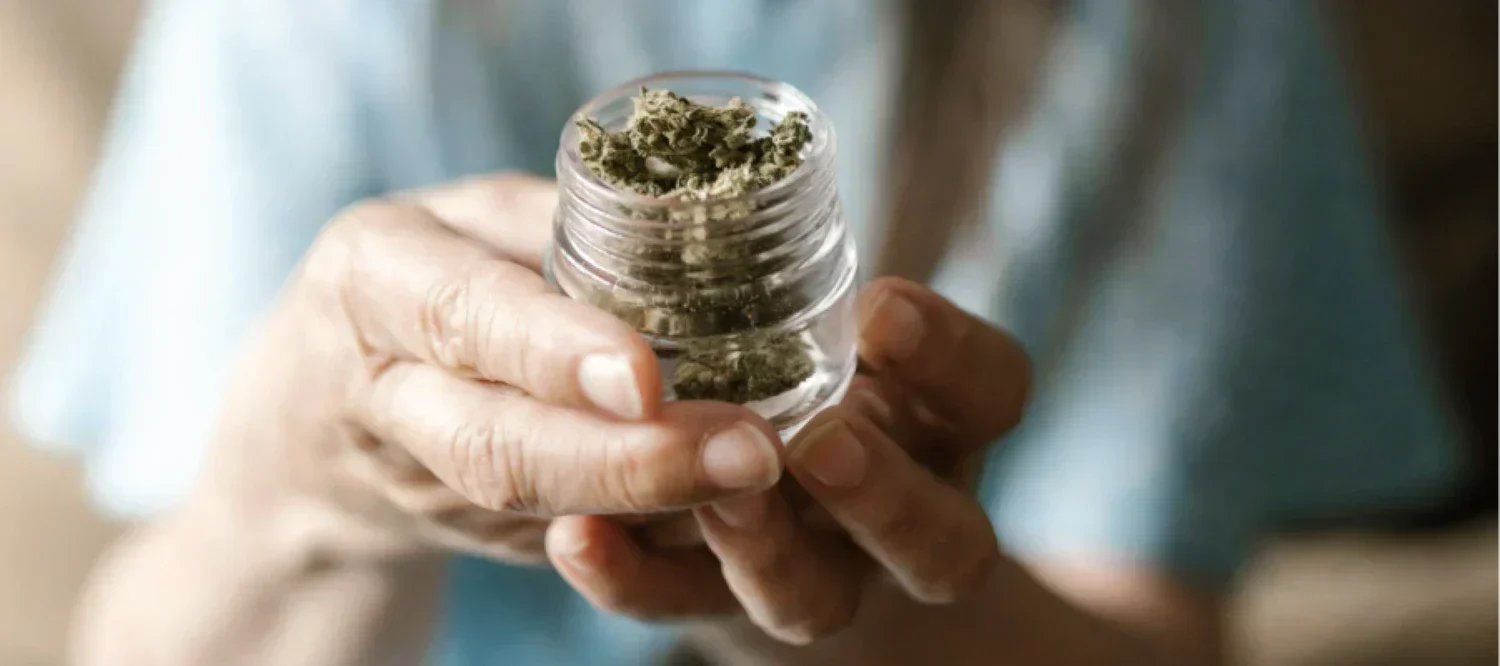 Cannabisblüten im Glas