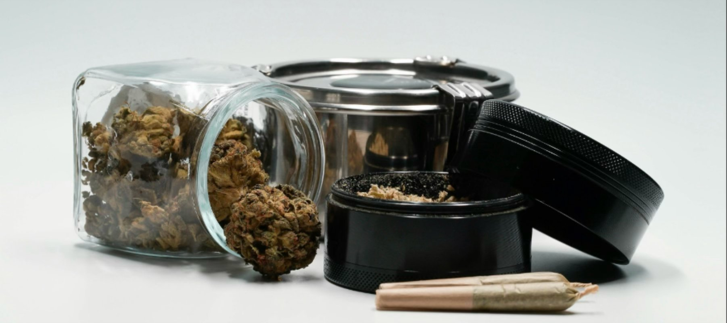 Cannabisblüten im Klarglasbehälter