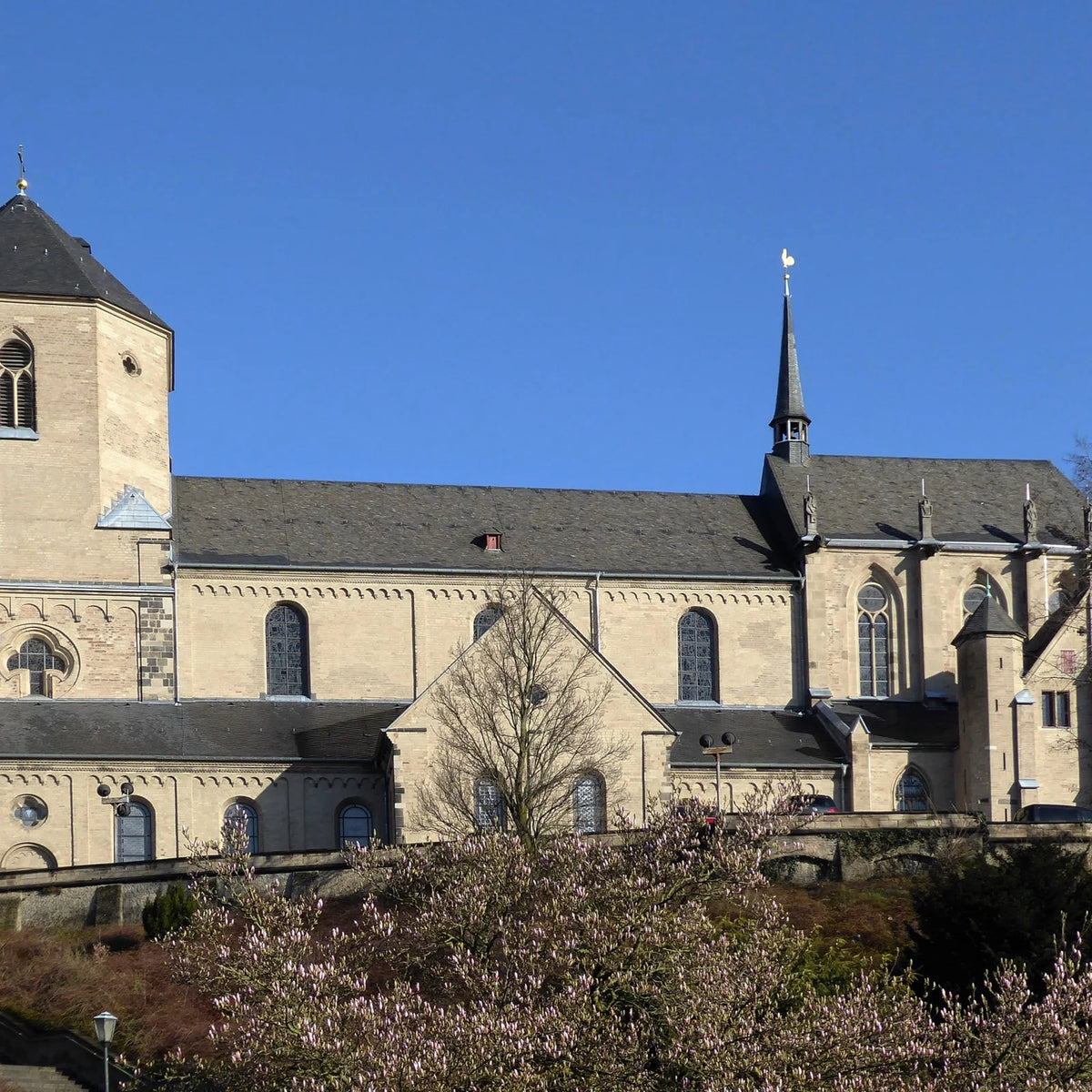 Mönchengladbach, Foto: File:Mönchengladbach Münster St. Vitus (04).jpg: Chris06 derivative work: Zinnmann, CC BY-SA 4.0, Wikimedia Commons